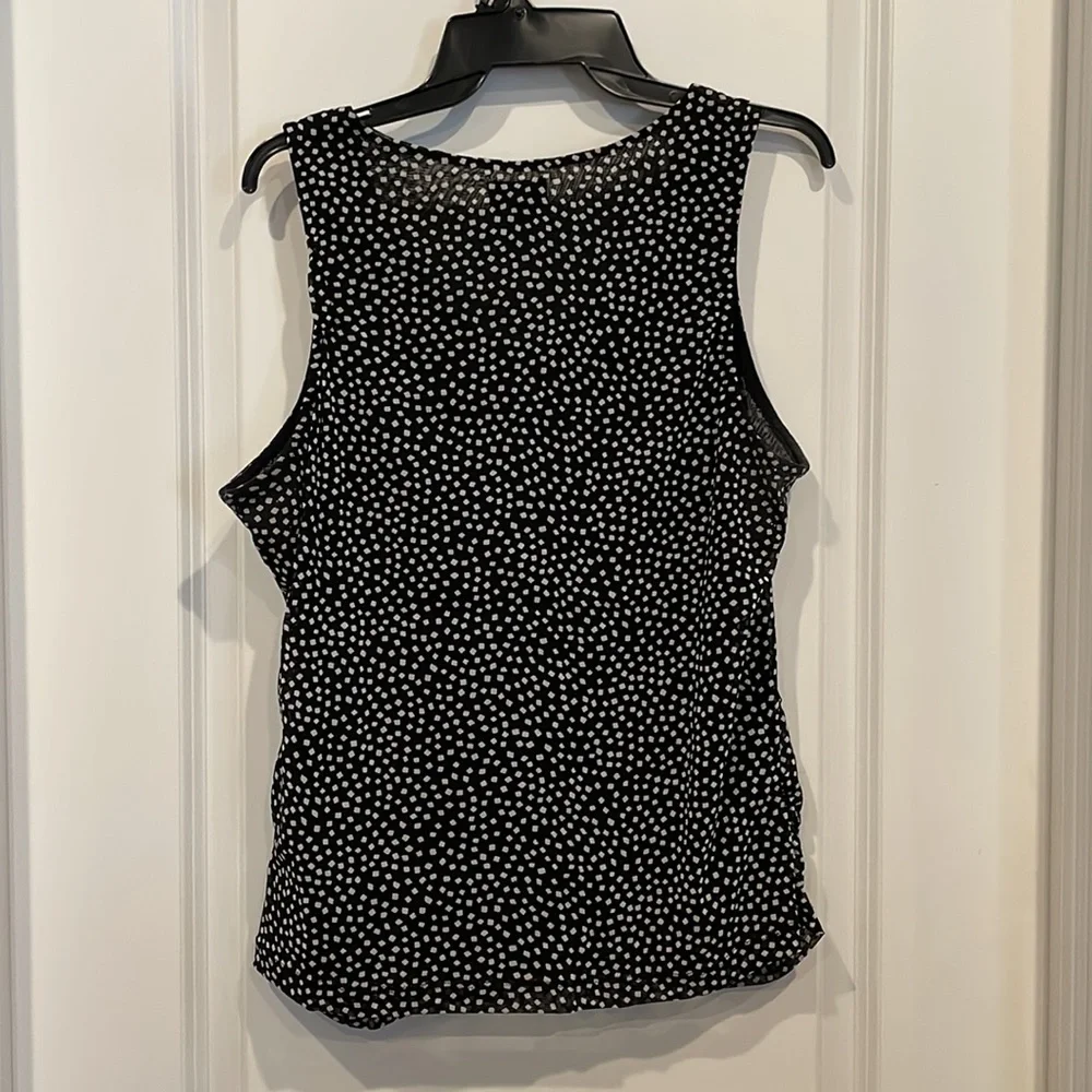 Ladies top. - Picture 3 of 3